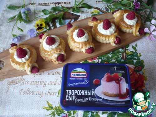 Печенье с сырным кремом и малиной