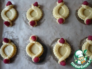 Печенье с сырным кремом и малиной