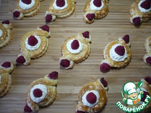 Печенье с сырным кремом и малиной