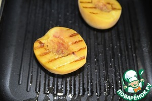 Персики-гриль с творожным сыром