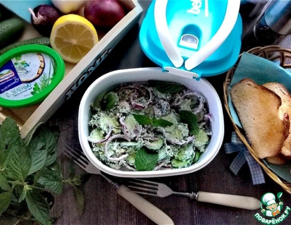 Салат из огурцов с красным луком