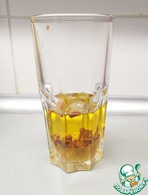 Салат из вишни с маринованным сыром