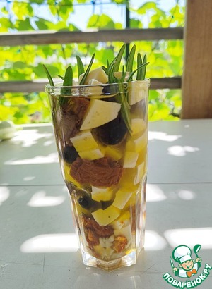 Салат из вишни с маринованным сыром