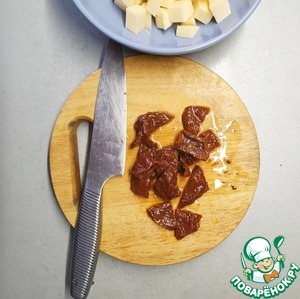 Салат из вишни с маринованным сыром