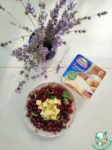 Салат из вишни с маринованным сыром