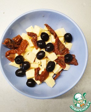 Салат из вишни с маринованным сыром