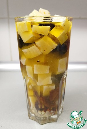 Салат из вишни с маринованным сыром