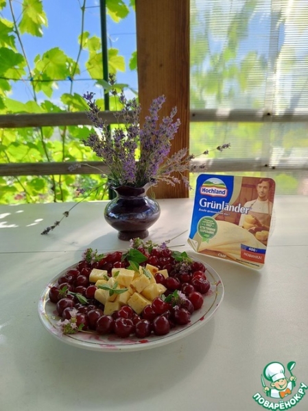 Салат из вишни с маринованным сыром