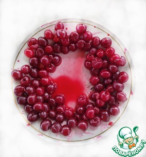 Салат из вишни с маринованным сыром