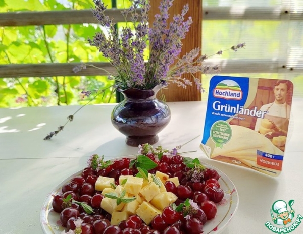 Салат из вишни с маринованным сыром