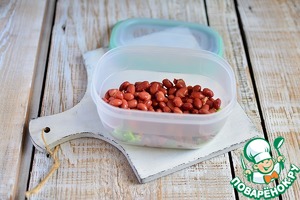 Салат с фасолью и виноградом в контейнере Салат с фасолью и виноградом в контейнере