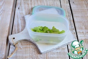 Салат с фасолью и виноградом в контейнере Салат с фасолью и виноградом в контейнере