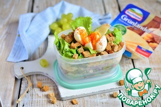 Салат с фасолью и виноградом в контейнере Салат с фасолью и виноградом в контейнере