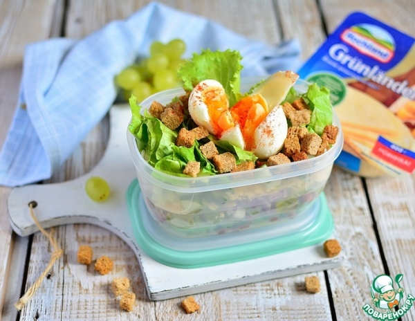 Салат с фасолью и виноградом в контейнере Салат с фасолью и виноградом в контейнере