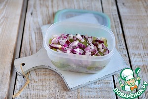 Салат с фасолью и виноградом в контейнере Салат с фасолью и виноградом в контейнере