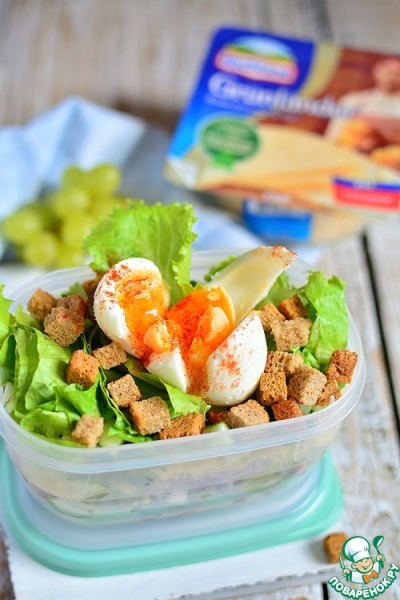 Салат с фасолью и виноградом в контейнере Салат с фасолью и виноградом в контейнере