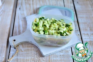 Салат с фасолью и виноградом в контейнере Салат с фасолью и виноградом в контейнере