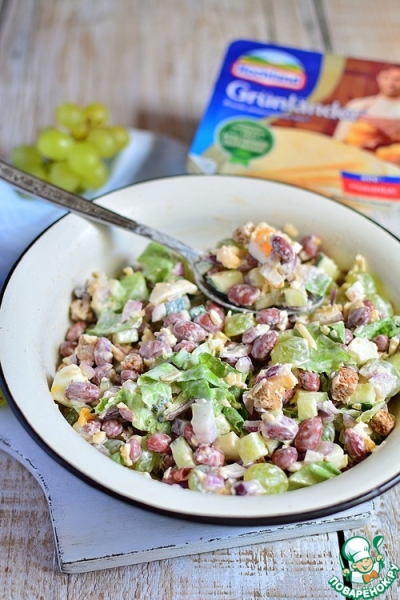 Салат с фасолью и виноградом в контейнере Салат с фасолью и виноградом в контейнере