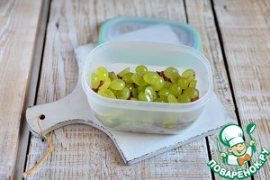 Салат с фасолью и виноградом в контейнере Салат с фасолью и виноградом в контейнере