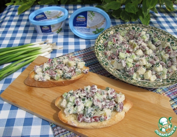 Салат с фасолью, яблоком и огурцами