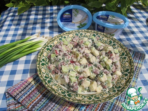 Салат с фасолью, яблоком и огурцами