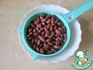 Салат с фасолью, яблоком и огурцами