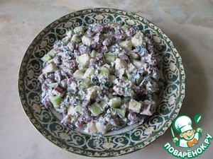 Салат с фасолью, яблоком и огурцами