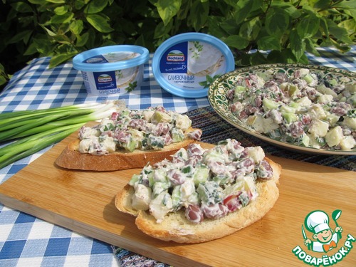 Салат с фасолью, яблоком и огурцами