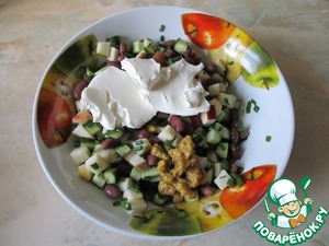Салат с фасолью, яблоком и огурцами