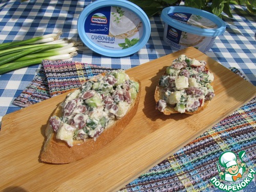 Салат с фасолью, яблоком и огурцами