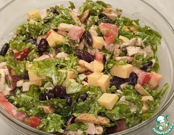 Салат с курицей, фасолью и сухариками