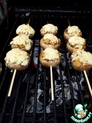 Шашлычки из фаршированных шампиньонов Шашлычки из фаршированных шампиньонов