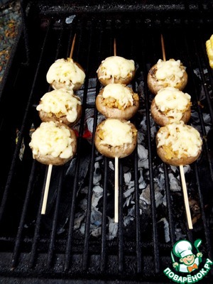 Шашлычки из фаршированных шампиньонов Шашлычки из фаршированных шампиньонов