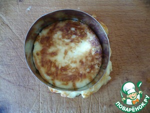 Сырная закуска с помидорами и яйцами