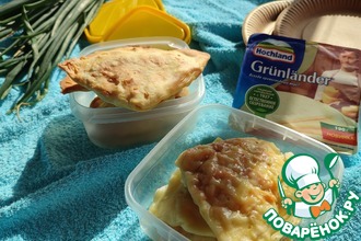 Сырный пирог из лаваша с жареным луком