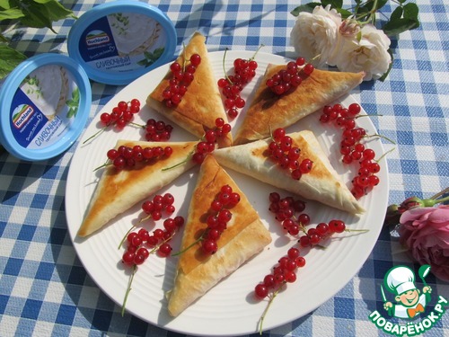 Треугольники из лаваша с творожно-ягодной начинкой Треугольники из лаваша с творожно-ягодной начинкой