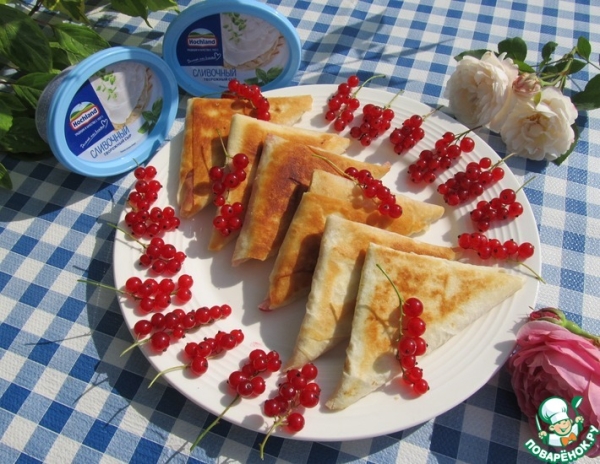 Треугольники из лаваша с творожно-ягодной начинкой Треугольники из лаваша с творожно-ягодной начинкой