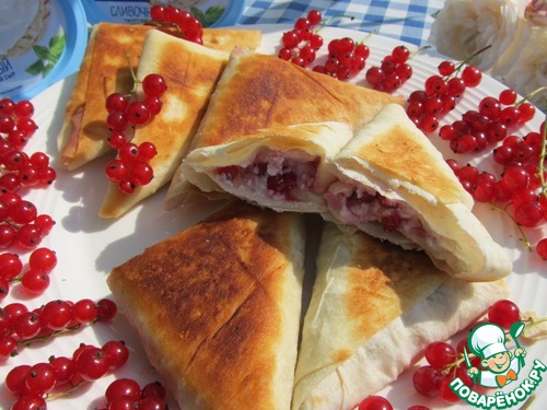 Треугольники из лаваша с творожно-ягодной начинкой Треугольники из лаваша с творожно-ягодной начинкой