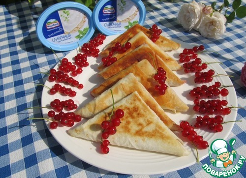 Треугольники из лаваша с творожно-ягодной начинкой Треугольники из лаваша с творожно-ягодной начинкой