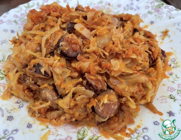 Тушёная капуста с копчёными колбасками