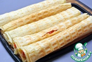 Вафельные трубочки с креветками и сыром