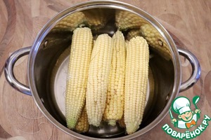 Варёная кукуруза со сливочным маслом и сыром Варёная кукуруза со сливочным маслом и сыром