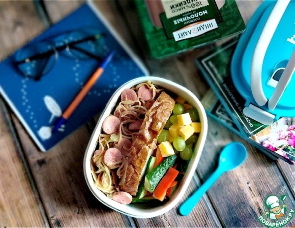 Вермишель с жареным луком и сосисками