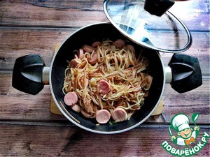Вермишель с жареным луком и сосисками
