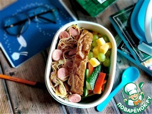 Вермишель с жареным луком и сосисками