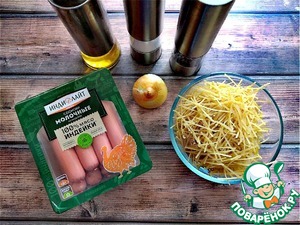 Вермишель с жареным луком и сосисками