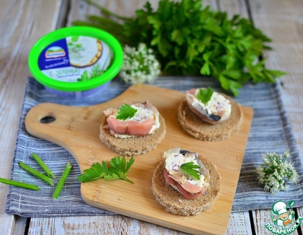 Закуска из малосольной рыбы на хлебце