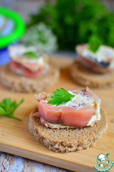 Закуска из малосольной рыбы на хлебце