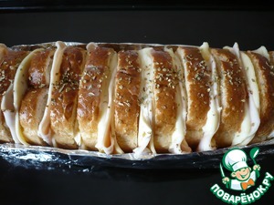 Запеченный белый хлеб с сырной начинкой