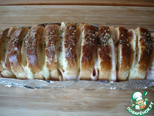 Запеченный белый хлеб с сырной начинкой
